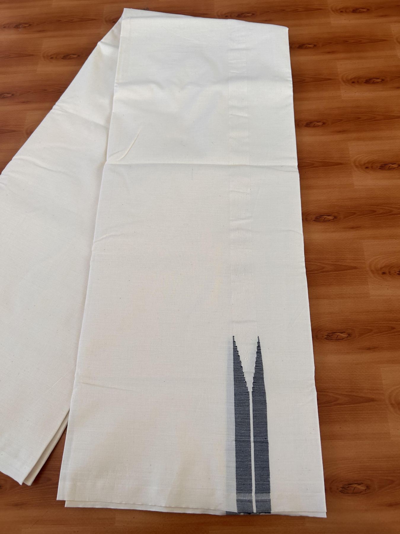 Single Mundu/Dhoti - Off White (Unbleached) 20% Discount !! KaithariKada Balaramapuram 100% Cotton Twisted 100s Thread - 1 inch Puliyilakkara Black Chutty (2 meter/4 Muzham) - 1 KK5431 ASH
