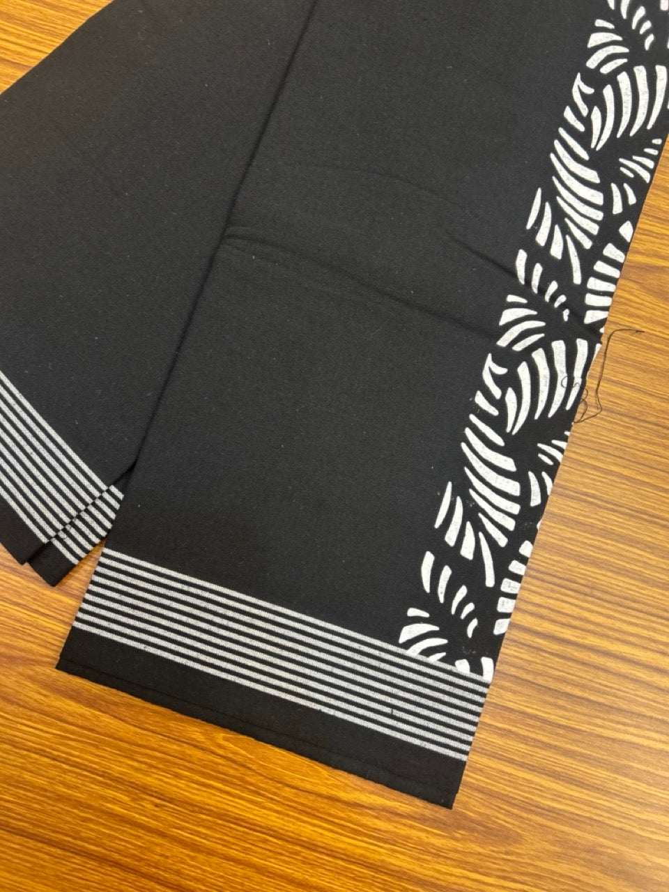 Kaitharikada - Polyster + Cotton - 20s twisted - Single Kaily / Lungi - 2.5 inch White Printed Kuppadam Border with Black colour body (2 meter / 4 muzham) -  2 KK8038 GAN