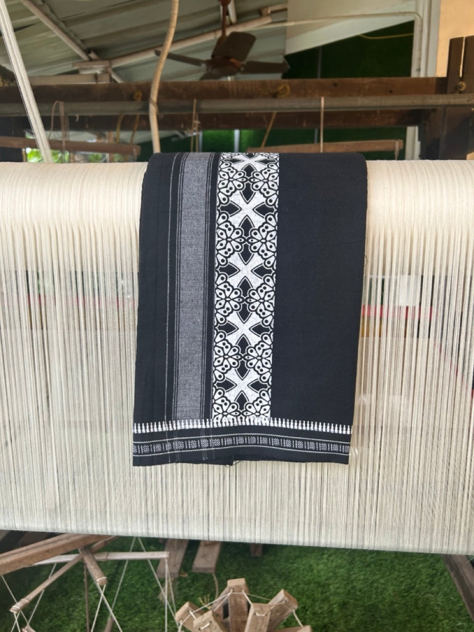 23% Discount!! Kaitharikada Pure Cotton - Single Kaily / Lungi - 4.25 inch White printed kuppadam kara with Black colour body - 7KK496AST