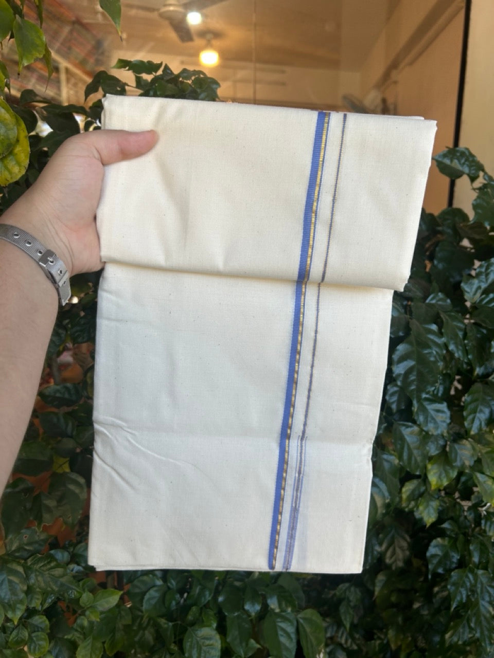 25% DISCOUNT!! SIGNATURE KAITHARIKADA EXCLUSIVE SINGLE DHOTI - 100% Cotton Balaramapuram HANDLOOM Single Mundu/Dhoti - Off White (Unbleached) 0.25 inch Puliyilakkara Gold Kasav & Lavender Blue Chutty Kara (2 meter / 4 muzham) - 4 KK5293 KAI