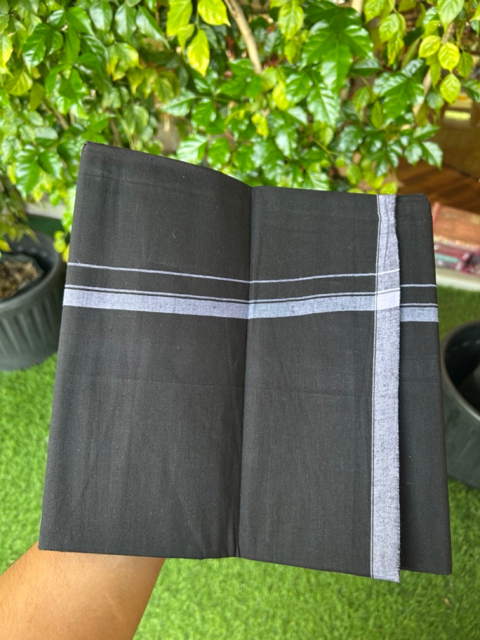 10% Discount !! Kaitharikada Pure Cotton - Kaily / Lungi - 0.5 inch White Shaded Kara with Black colour body (2 meter / 4 muzham) - 10KK8024 GAN