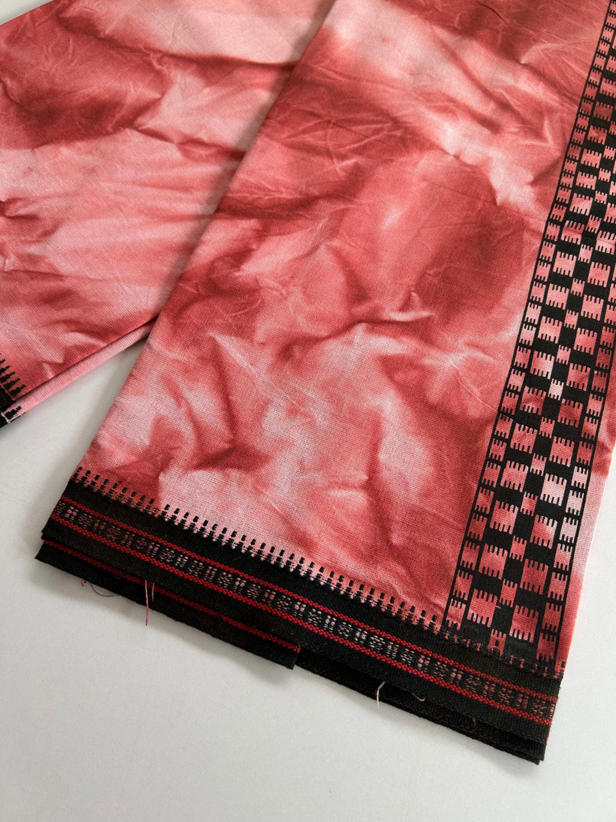Dyed Single Kaily / Lungi - Kaitharikada - Mixed Cotton - 40s twisted - 2 inch Black Printed Design Kara With Coral Red & White Shaded Colour Body (2 meter / 4 muzham) - 8 KK8097 SAT