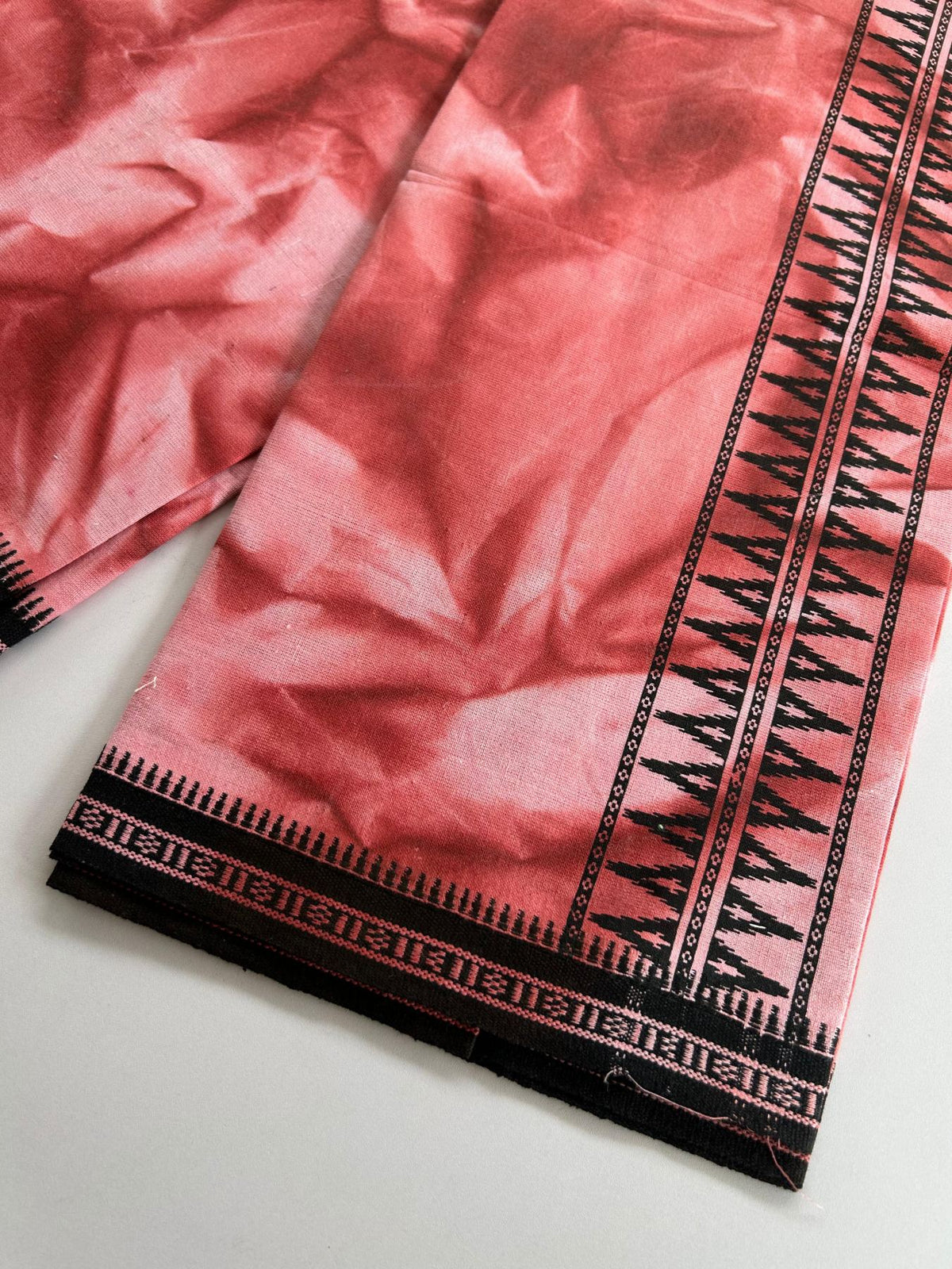 Dyed Single Kaily / Lungi - Kaitharikada - Mixed Cotton - 40s twisted - 2.75 inch Black Printed Design Kara With Coral Red & White Shaded Colour Body (2 meter / 4 muzham) - 9 KK8097 SAT