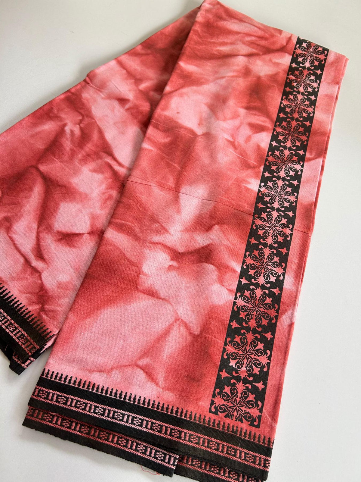 Dyed Single Kaily / Lungi - Kaitharikada - Mixed Cotton - 40s twisted - 2 inch Black Printed Design Kara With Coral Red & White Shaded Colour Body (2 meter / 4 muzham) - 11 KK8097 SAT
