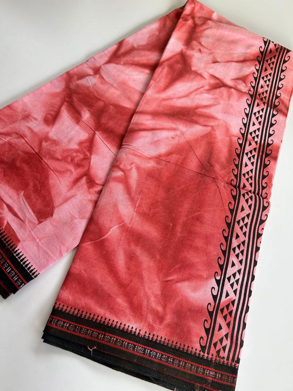 Dyed Single Kaily / Lungi - Kaitharikada - Mixed Cotton - 40s twisted - 2.25 inch Black Printed Design Kara With Coral Red & White Shaded Colour Body (2 meter / 4 muzham) - 13 KK8097 SAT