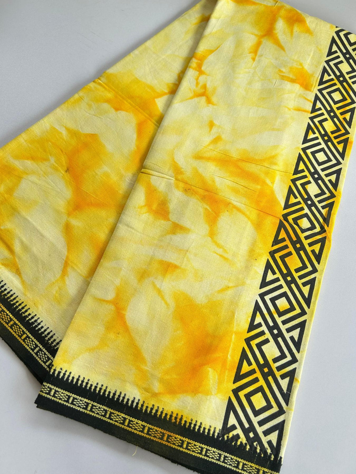 Dyed Single Kaily / Lungi - Kaitharikada - Mixed Cotton - 40s twisted - 2.25 inch Black Printed Design Kara With Yellow & White Shaded Colour Body (2 meter / 4 muzham) - 14 KK8097 SAT