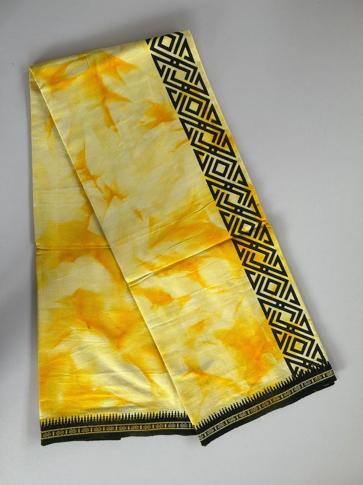 Dyed Single Kaily / Lungi - Kaitharikada - Mixed Cotton - 40s twisted - 2.25 inch Black Printed Design Kara With Yellow & White Shaded Colour Body (2 meter / 4 muzham) - 14 KK8097 SAT