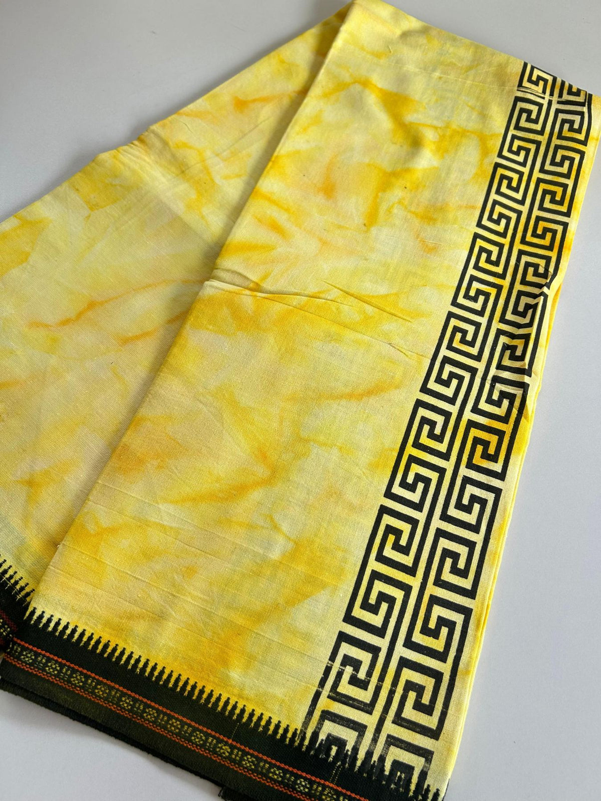Dyed Single Kaily / Lungi - Kaitharikada - Mixed Cotton - 40s twisted - 2.5 inch Black Printed Design Kara With Yellow & White Shaded Colour Body (2 meter / 4 muzham) - 16 KK8097 SAT