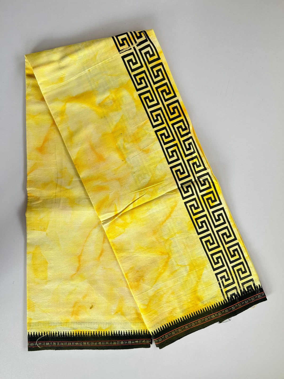 Dyed Single Kaily / Lungi - Kaitharikada - Mixed Cotton - 40s twisted - 2.5 inch Black Printed Design Kara With Yellow & White Shaded Colour Body (2 meter / 4 muzham) - 16 KK8097 SAT