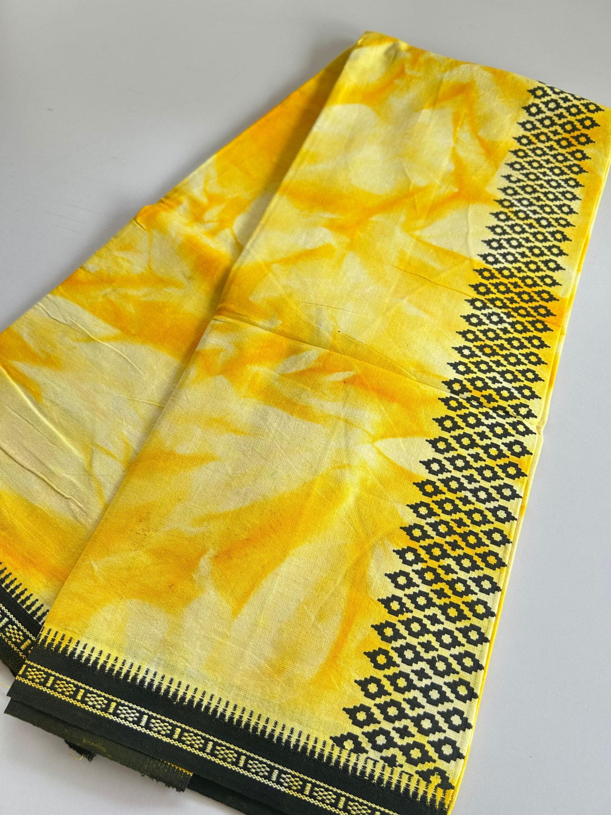 Dyed Single Kaily / Lungi - Kaitharikada - Mixed Cotton - 40s twisted - 2.5 inch Black Printed Design Kara With Yellow & White Shaded Colour Body (2 meter / 4 muzham) - 17 KK8097 SAT