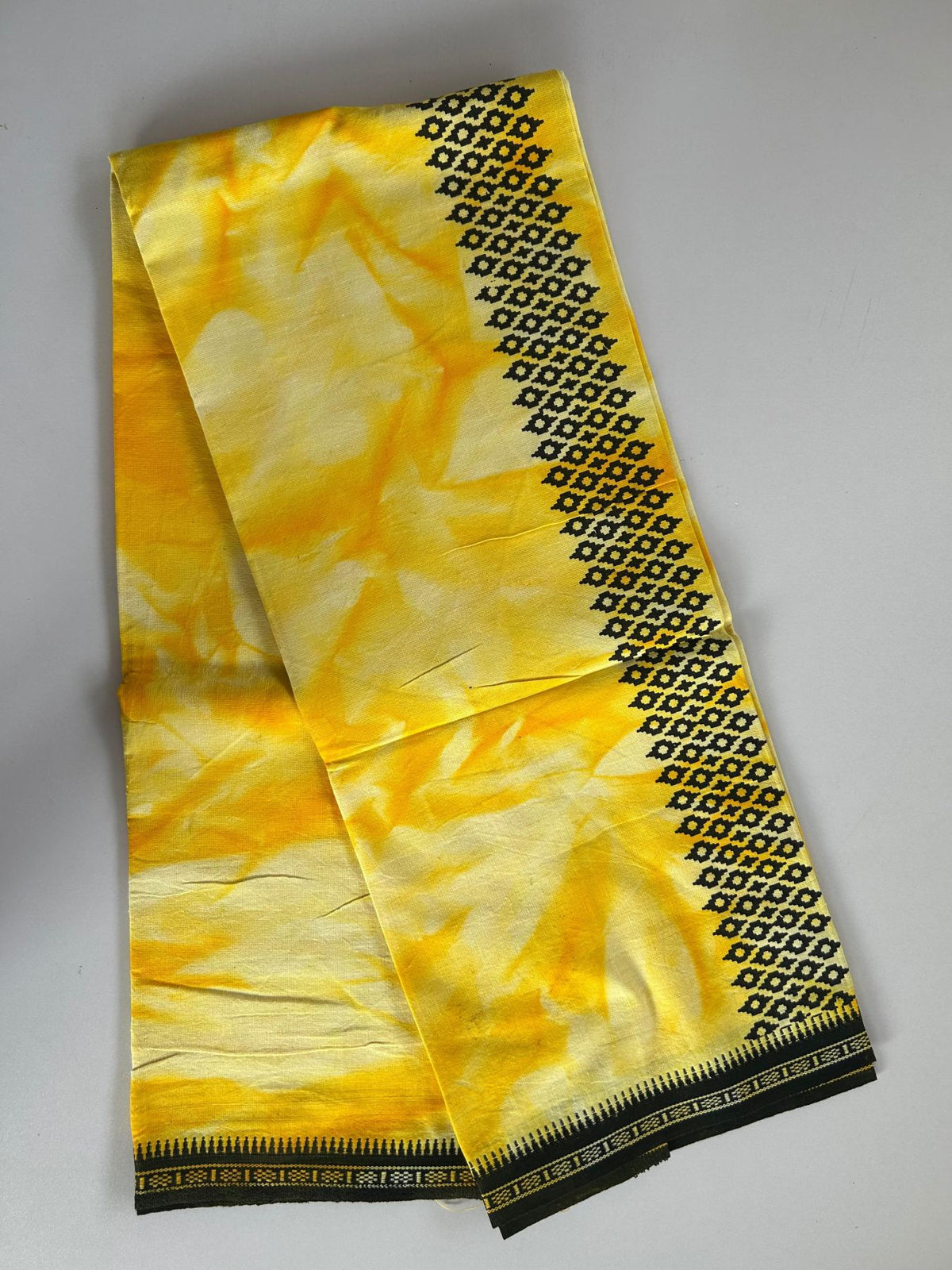 Dyed Single Kaily / Lungi - Kaitharikada - Mixed Cotton - 40s twisted - 2.5 inch Black Printed Design Kara With Yellow & White Shaded Colour Body (2 meter / 4 muzham) - 17 KK8097 SAT