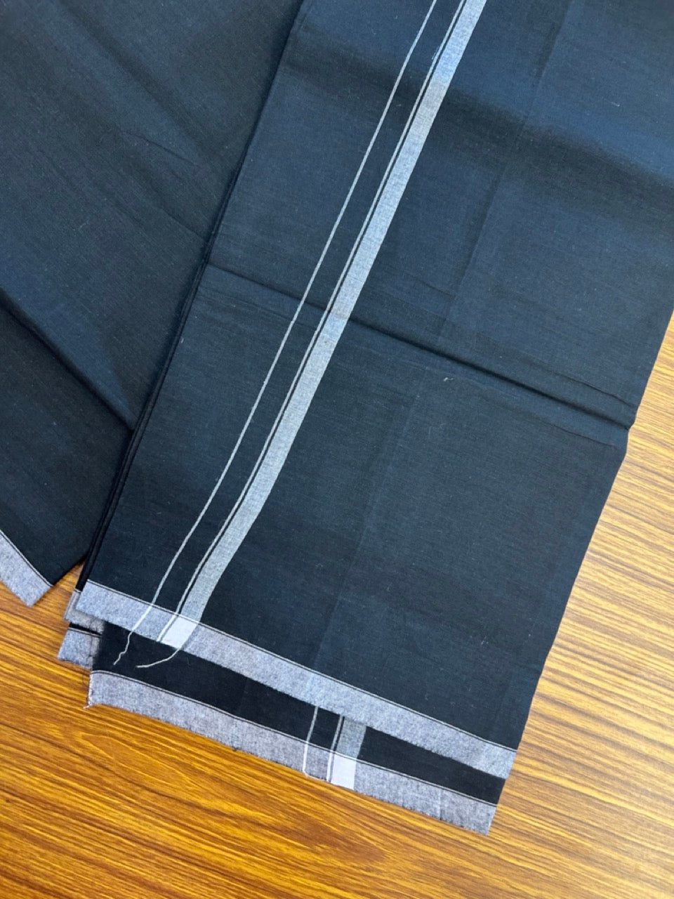 10% Discount !! Kaitharikada Pure Cotton - Kaily / Lungi - 0.5 inch White Shaded Kara with Black colour body (2 meter / 4 muzham) - 10KK8024 GAN