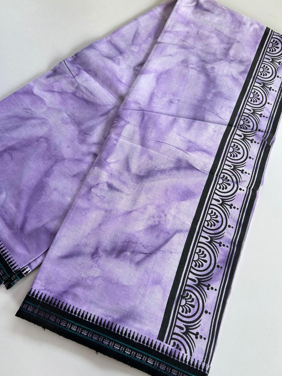 Dyed Single Kaily / Lungi - Kaitharikada - Mixed Cotton - 40s twisted - 3 inch Black Printed Design Kara With Lavender Purple & White Shaded Colour Body (2 meter / 4 muzham) - 64 KK8097 SAT