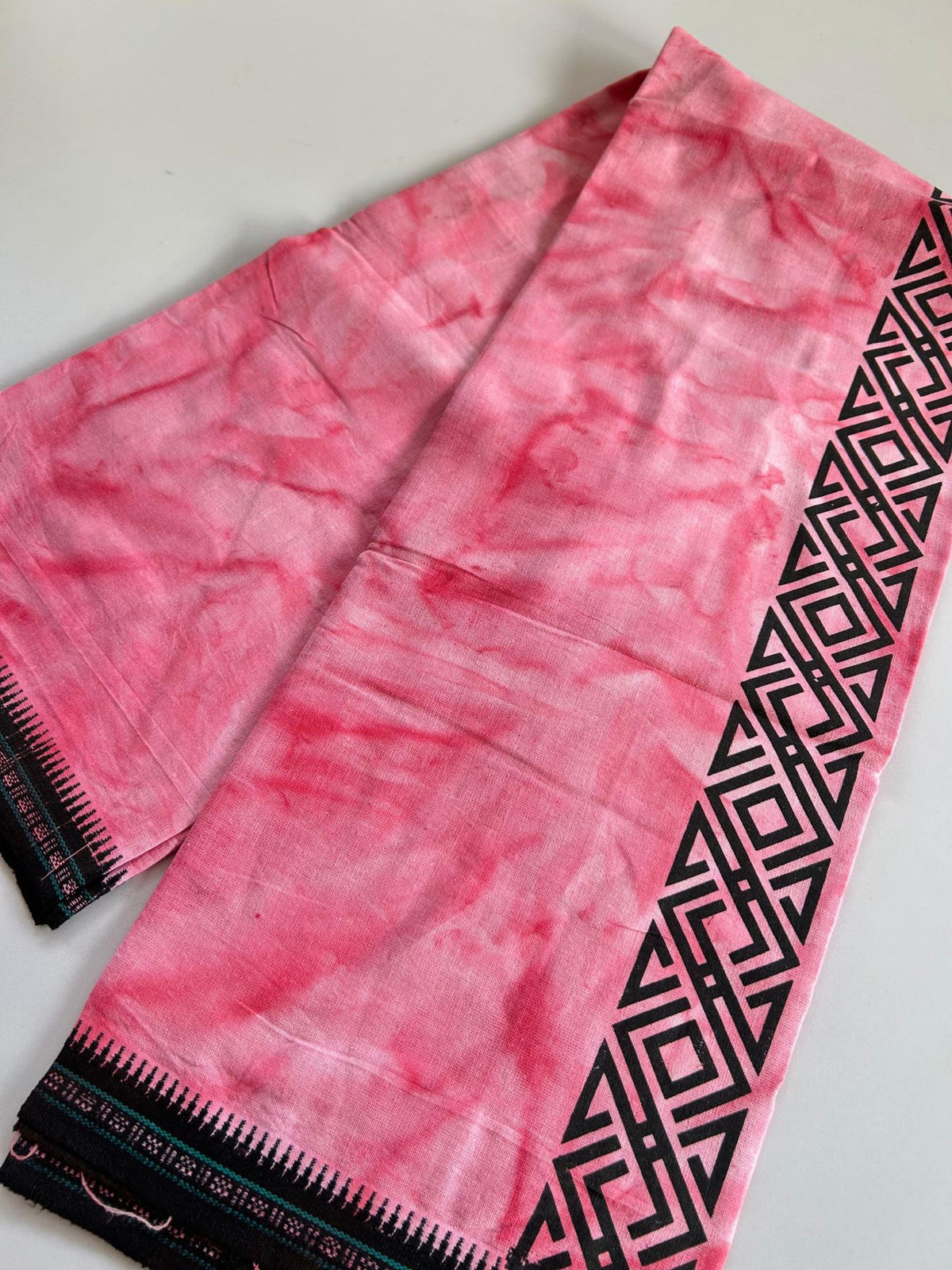 Dyed Single Kaily / Lungi - Kaitharikada - Mixed Cotton - 40s twisted - 2.25 inch Black Printed Design Kara With Watermelon Pink & White Shaded Colour Body (2 meter / 4 muzham) - 68 KK8097 SAT