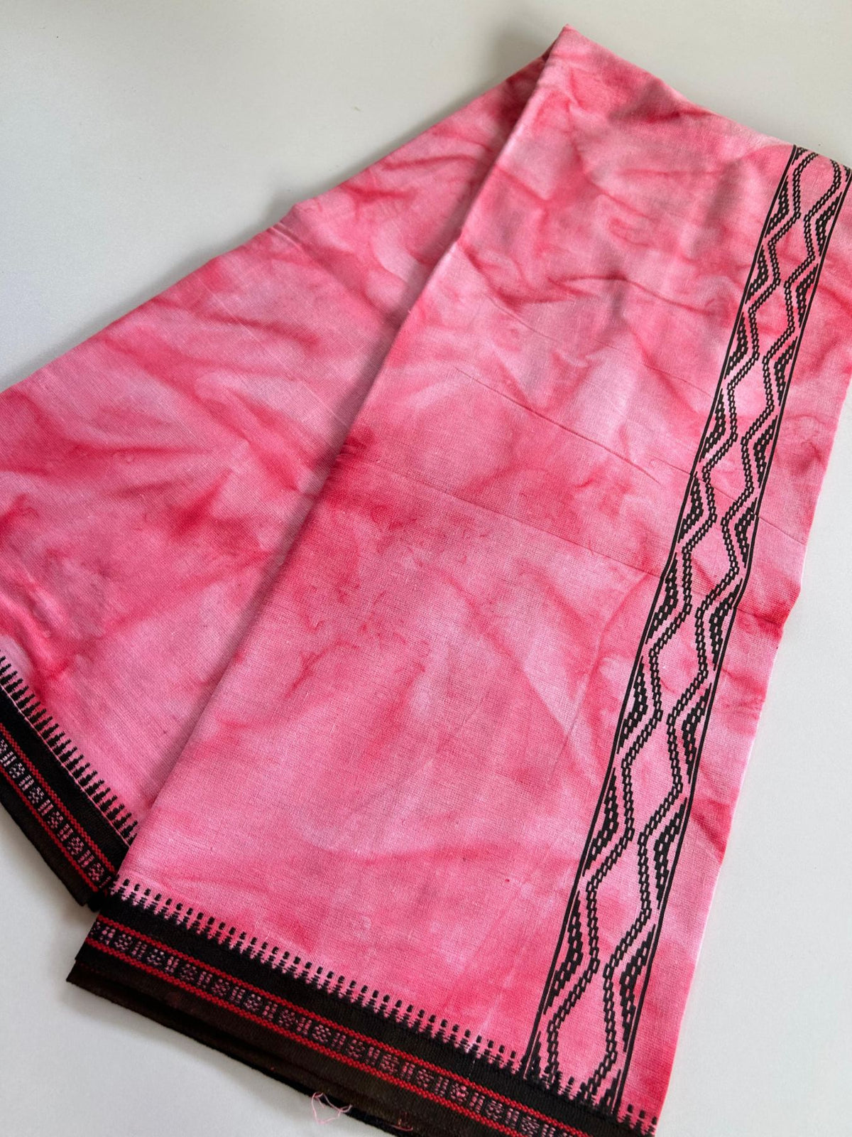 Dyed Single Kaily / Lungi - Kaitharikada - Mixed Cotton - 40s twisted - 1.5 inch Black Printed Design Kara With Watermelon Pink & White Shaded Colour Body (2 meter / 4 muzham) - 70 KK8097 SAT