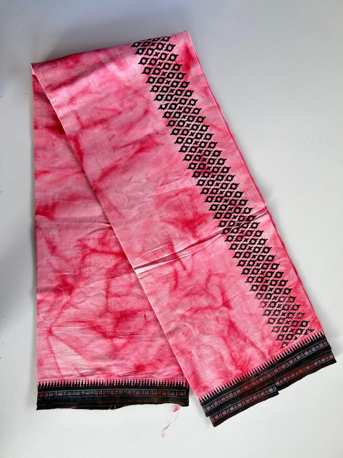 Dyed Single Kaily / Lungi - Kaitharikada - Mixed Cotton - 40s twisted - 2.5 inch Black Printed Design Kara With Watermelon Pink & White Shaded Colour Body (2 meter / 4 muzham) - 72 KK8097 SAT