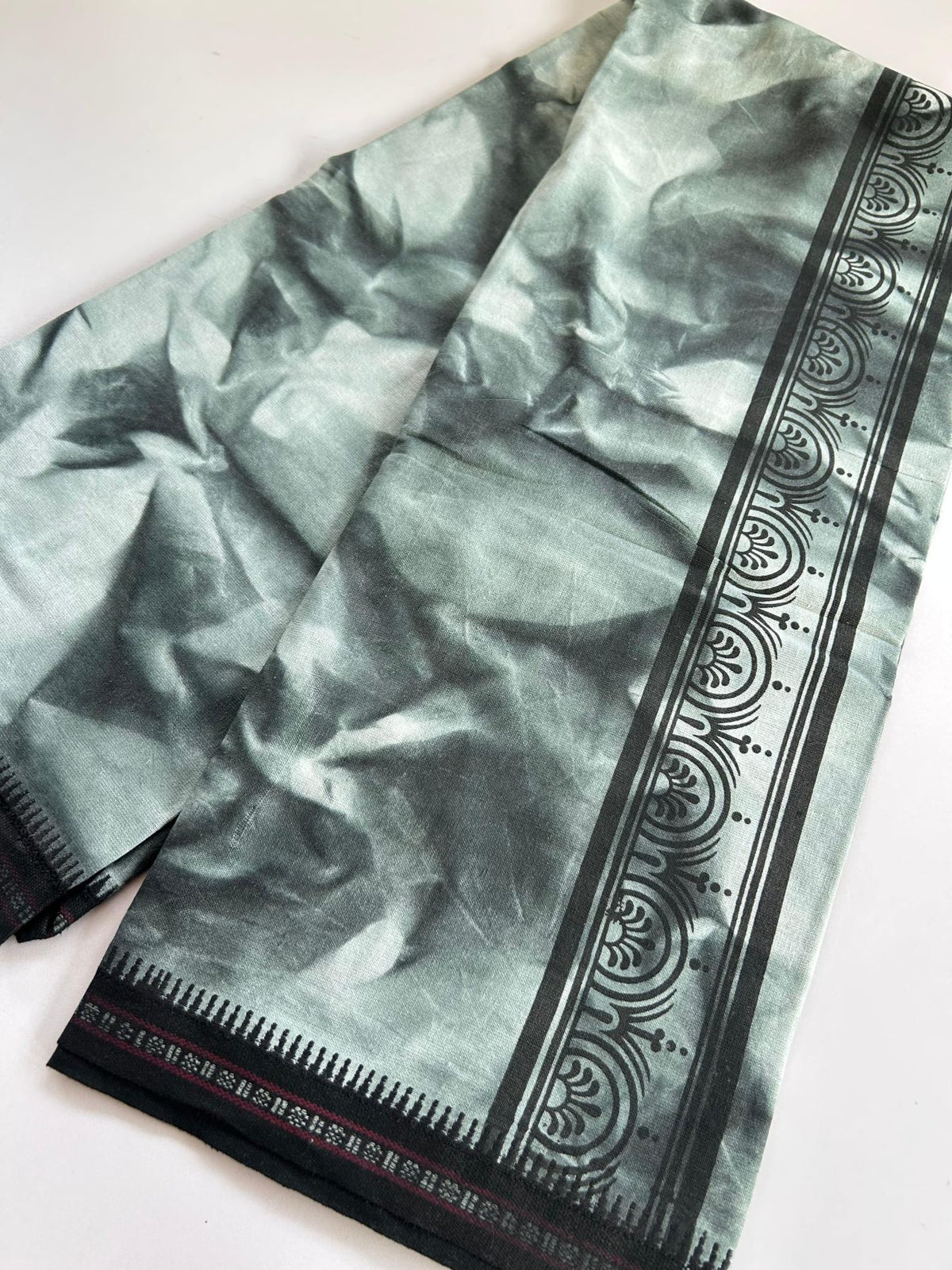 Dyed Single Kaily / Lungi - Kaitharikada - Mixed Cotton - 40s twisted - 2.75 inch Black Printed Design Kara With Greenish Black & White Shaded Colour Body (2 meter / 4 muzham) - 74 KK8097 SAT