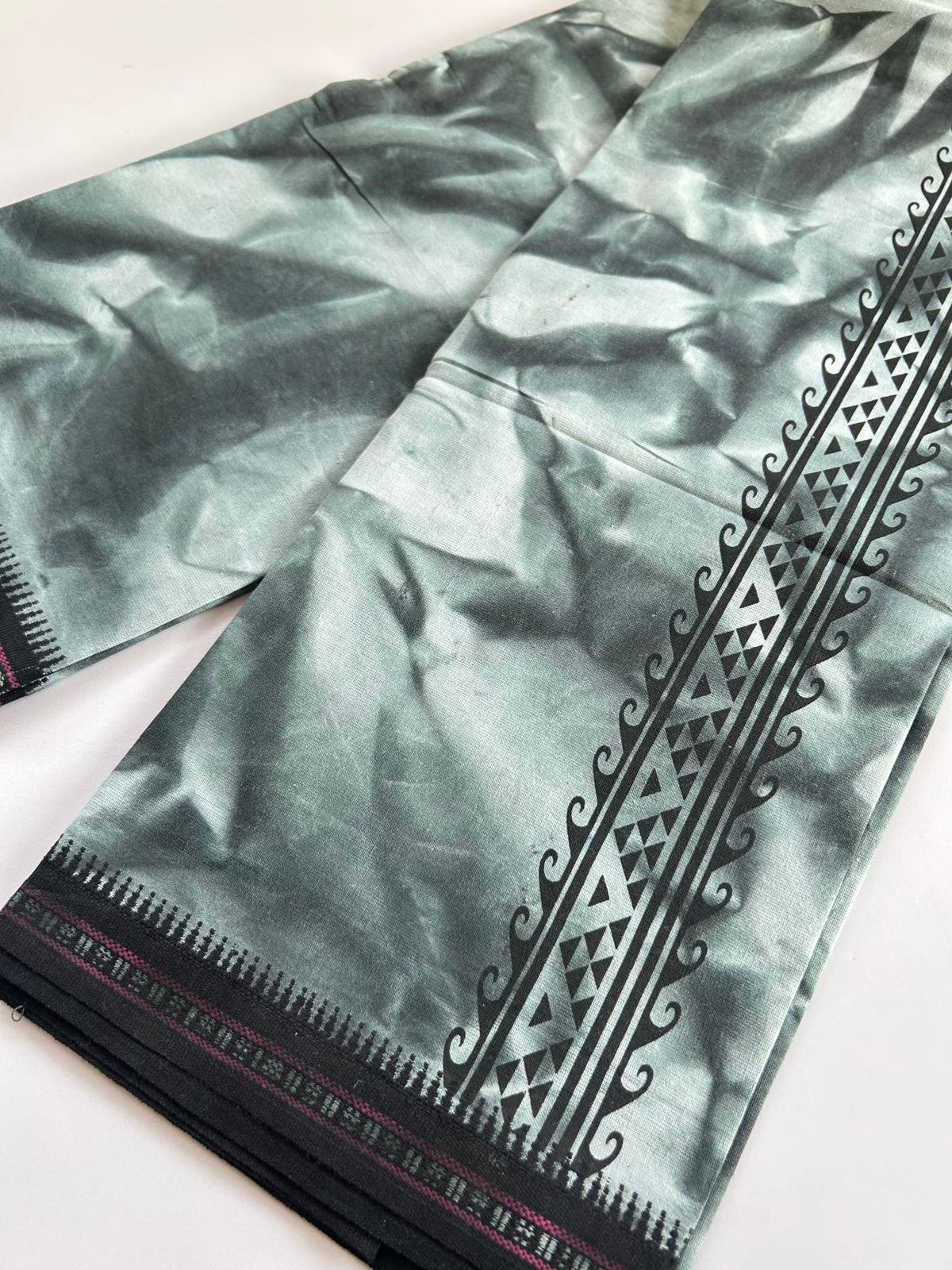 Dyed Single Kaily / Lungi - Kaitharikada - Mixed Cotton - 40s twisted - 2.25 inch Black Printed Design Kara With Greenish Black & White Shaded Colour Body (2 meter / 4 muzham) - 76 KK8097 SAT
