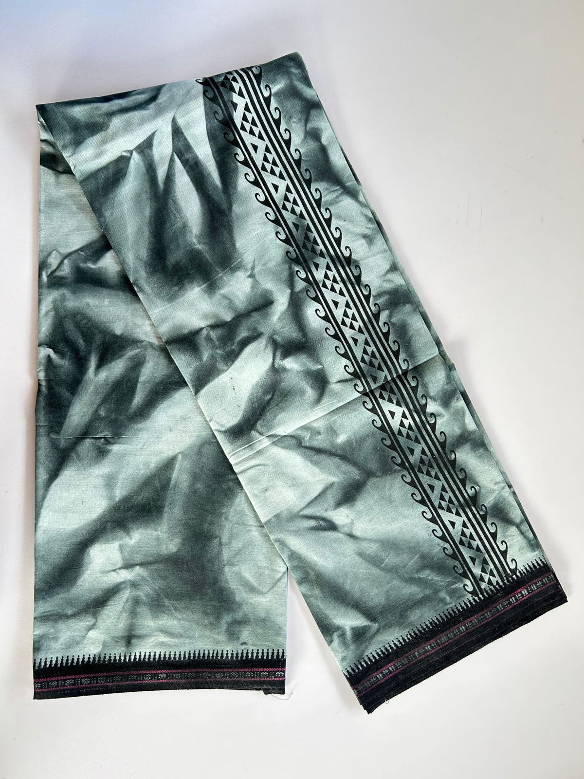 Dyed Single Kaily / Lungi - Kaitharikada - Mixed Cotton - 40s twisted - 2.25 inch Black Printed Design Kara With Greenish Black & White Shaded Colour Body (2 meter / 4 muzham) - 76 KK8097 SAT