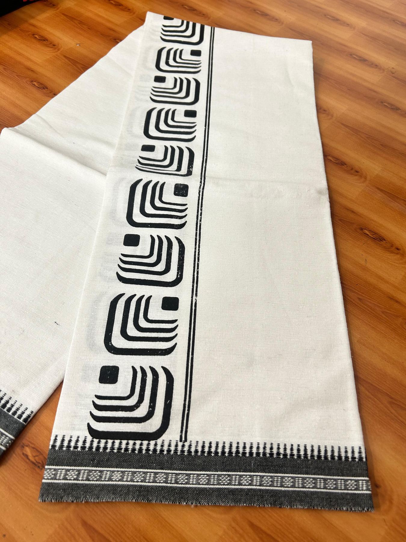 Kaitharikada - Single Kaily / Lungi - Mixed Cotton - 40s twisted - 3 inch Black Printed Design Kuppadam kara with White colour body (2 meter / 4 muzham) - 1 KK8069 GAN