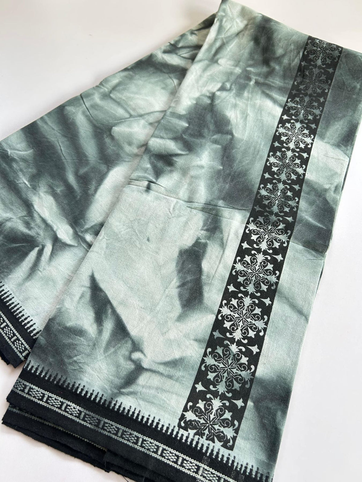 Dyed Single Kaily / Lungi - Kaitharikada - Mixed Cotton - 40s twisted - 2 inch Black Printed Design Kara With Greenish Black & White Shaded Colour Body (2 meter / 4 muzham) - 77 KK8097 SAT