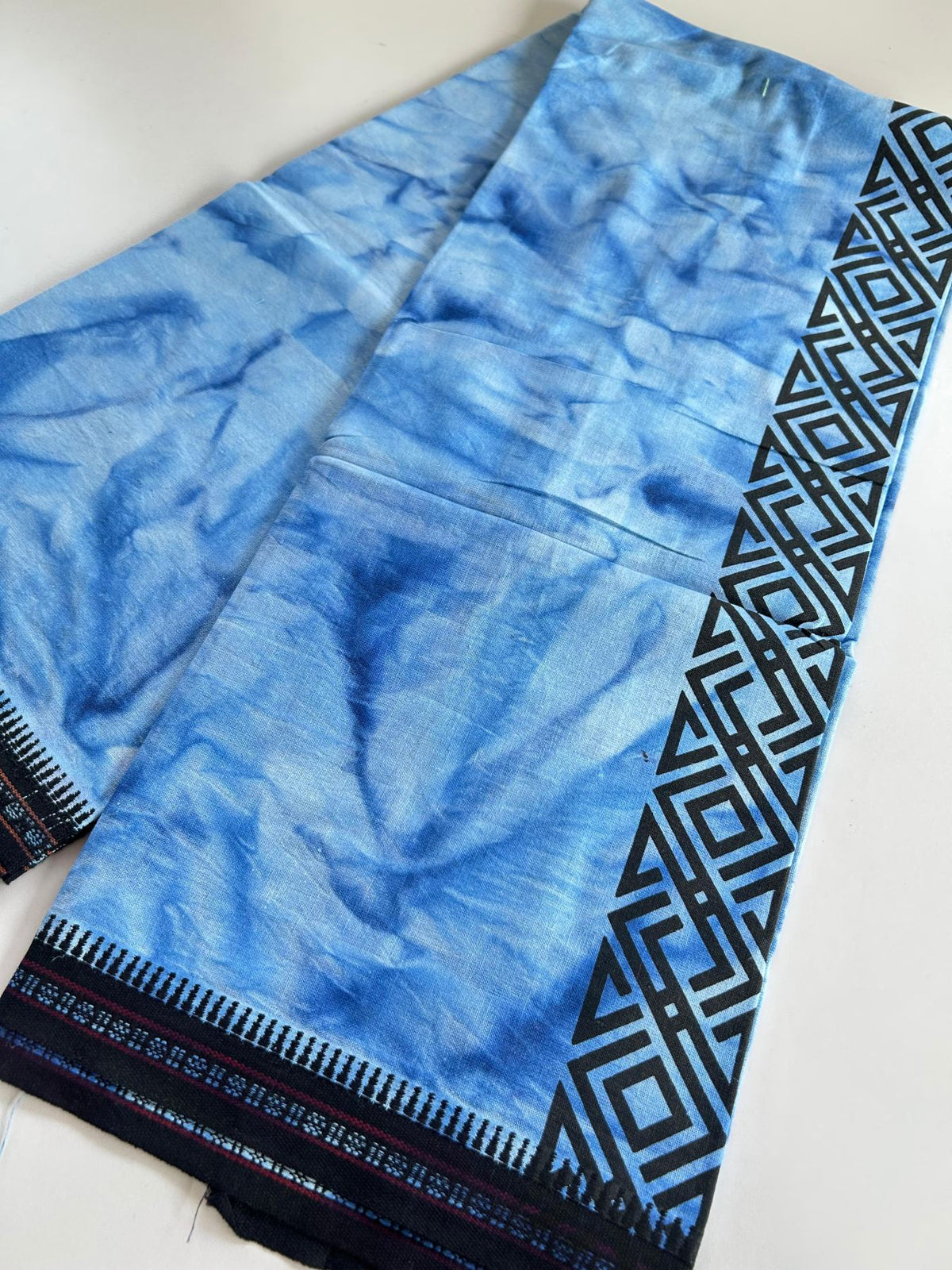 Dyed Single Kaily / Lungi - Kaitharikada - Mixed Cotton - 40s twisted - 2.25 inch Black Printed Design Kara With Blue & White Shaded Colour Body (2 meter / 4 muzham) - 80 KK8097 SAT