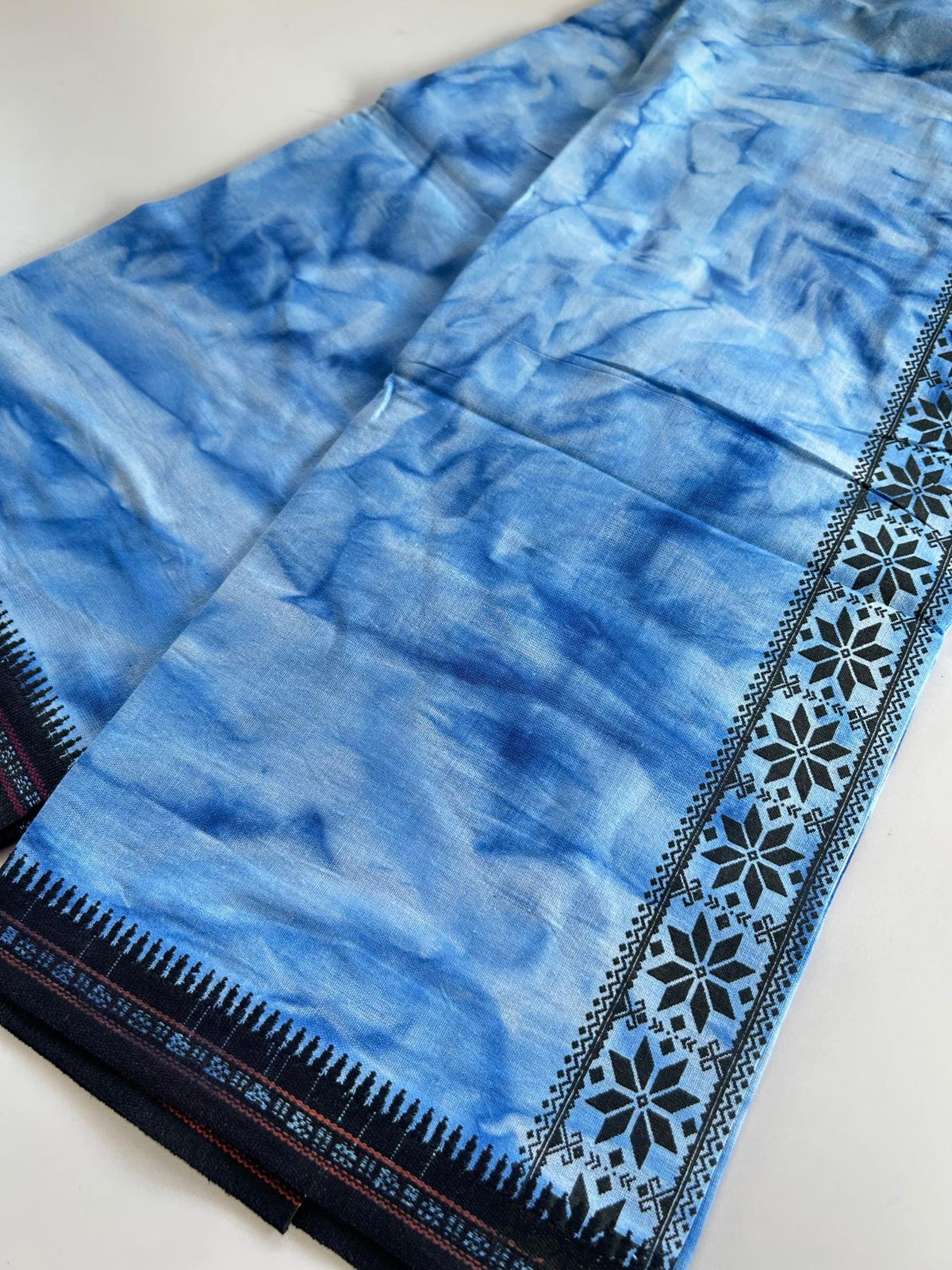 Dyed Single Kaily / Lungi - Kaitharikada - Mixed Cotton - 40s twisted - 2.25 inch Black Printed Design Kara With Blue & White Shaded Colour Body (2 meter / 4 muzham) - 81 KK8097 SAT