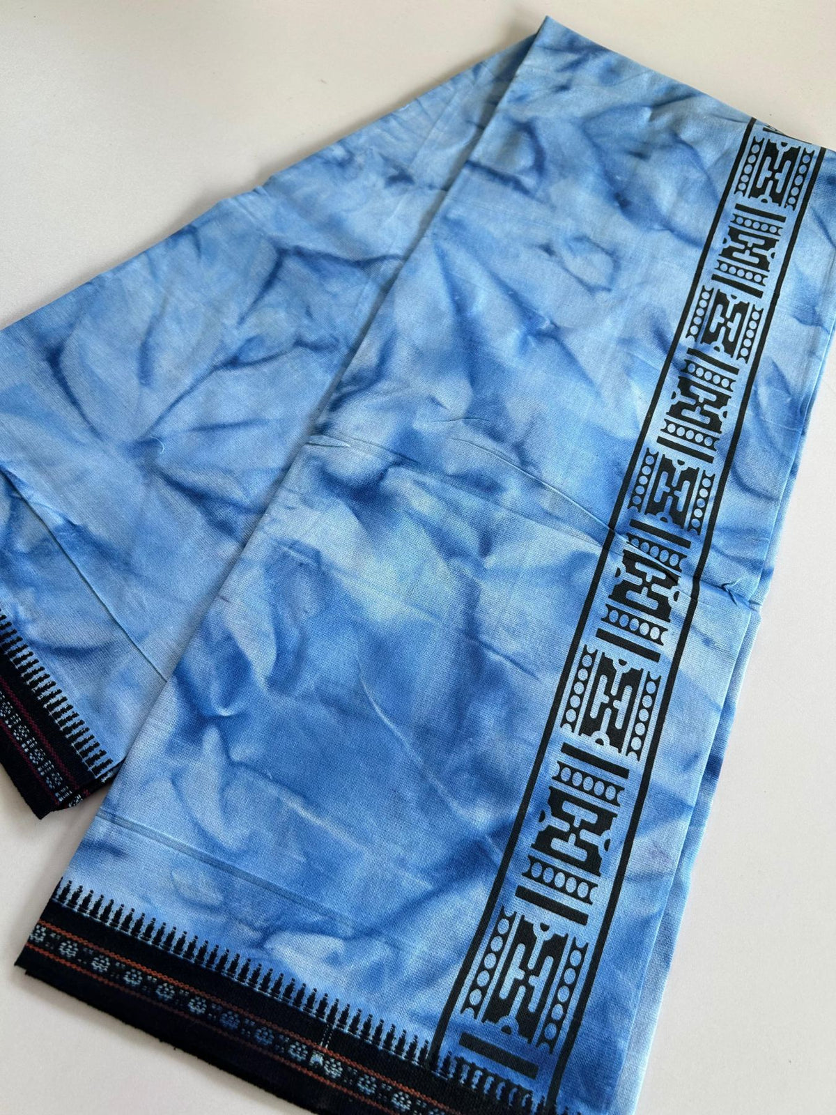 Dyed Single Kaily / Lungi - Kaitharikada - Mixed Cotton - 40s twisted - 2 inch Black Printed Design Kara With Blue & White Shaded Colour Body (2 meter / 4 muzham) - 82 KK8097 SAT