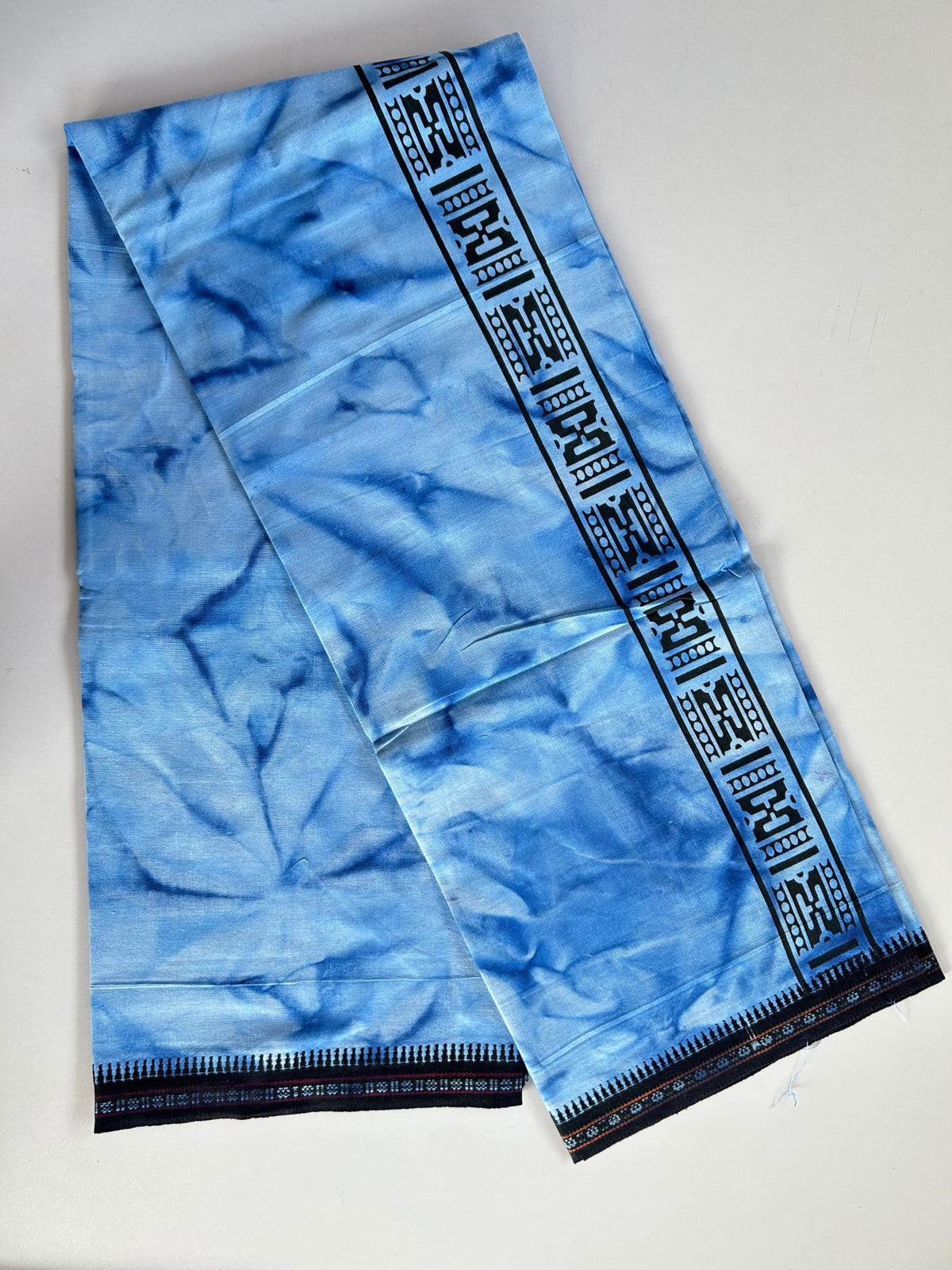 Dyed Single Kaily / Lungi - Kaitharikada - Mixed Cotton - 40s twisted - 2 inch Black Printed Design Kara With Blue & White Shaded Colour Body (2 meter / 4 muzham) - 82 KK8097 SAT
