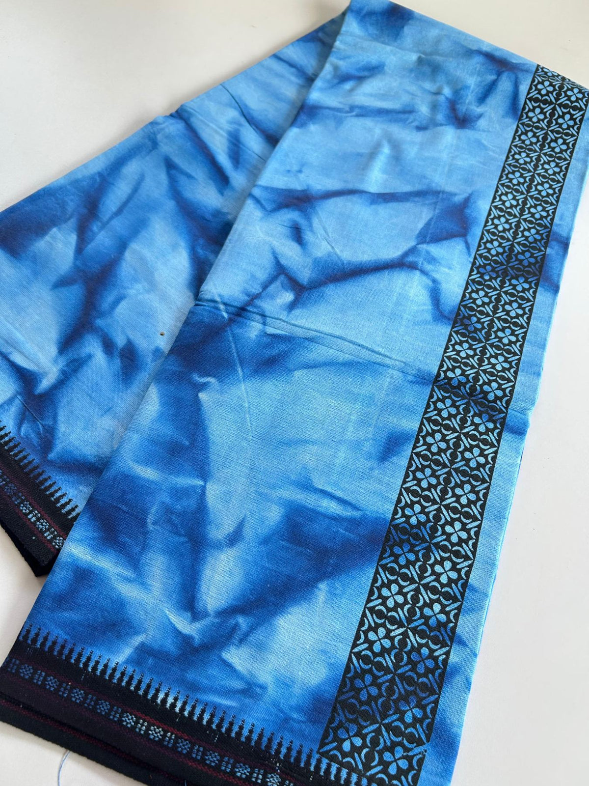 Dyed Single Kaily / Lungi - Kaitharikada - Mixed Cotton - 40s twisted - 2 inch Black Printed Design Kara With Blue & White Shaded Colour Body (2 meter / 4 muzham) - 84 KK8097 SAT
