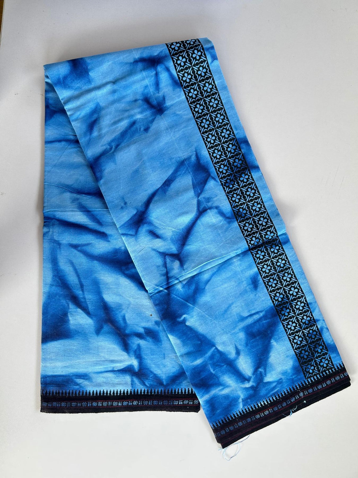 Dyed Single Kaily / Lungi - Kaitharikada - Mixed Cotton - 40s twisted - 2 inch Black Printed Design Kara With Blue & White Shaded Colour Body (2 meter / 4 muzham) - 84 KK8097 SAT