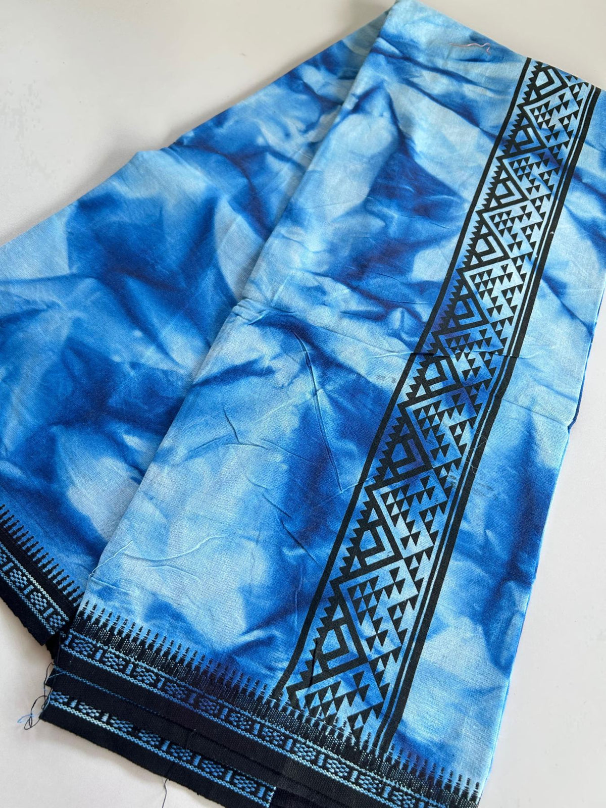 Dyed Single Kaily / Lungi - Kaitharikada - Mixed Cotton - 40s twisted - 2.75 inch Black Printed Design Kara With Blue & White Shaded Colour Body (2 meter / 4 muzham) - 85 KK8097 SAT