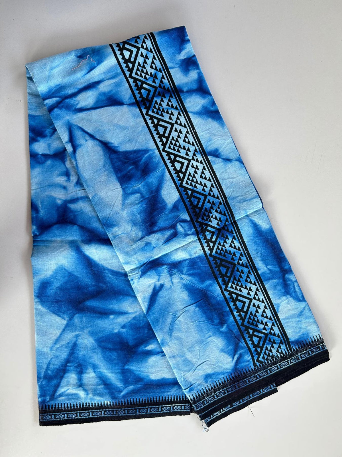 Dyed Single Kaily / Lungi - Kaitharikada - Mixed Cotton - 40s twisted - 2.75 inch Black Printed Design Kara With Blue & White Shaded Colour Body (2 meter / 4 muzham) - 85 KK8097 SAT
