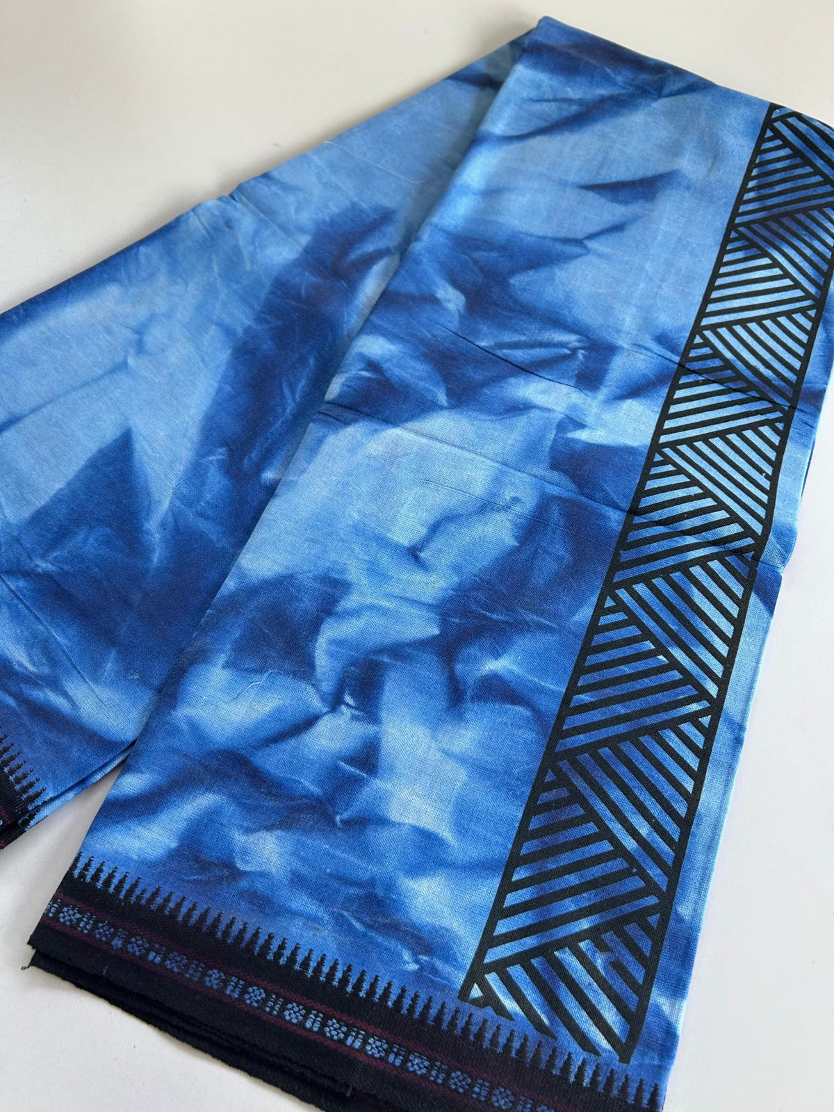 Dyed Single Kaily / Lungi - Kaitharikada - Mixed Cotton - 40s twisted - 2.5 inch Black Printed Design Kara With Blue & White Shaded Colour Body (2 meter / 4 muzham) - 87 KK8097 SAT