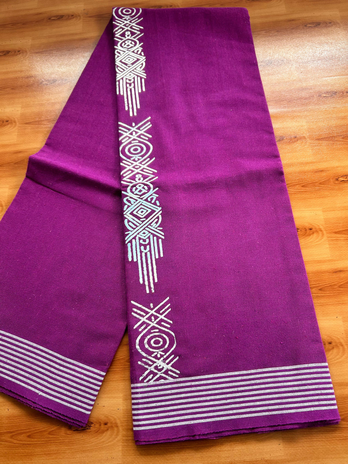 Kaitharikada - Single Kaily / Lungi - Mixed Cotton - 40s twisted - 3 inch Silver Printed Design kara with Dark Magenta colour body (2 meter / 4 muzham) - 9 KK8069 GAN