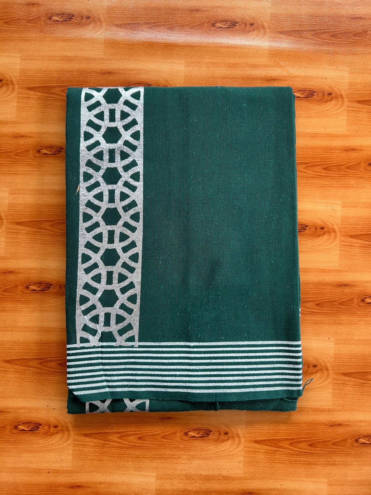 Kaitharikada - Single Kaily / Lungi - Mixed Cotton - 40s twisted - 3 inch Silver Printed Design kara with Dark Green colour body (2 meter / 4 muzham) - 12 KK8069 GAN