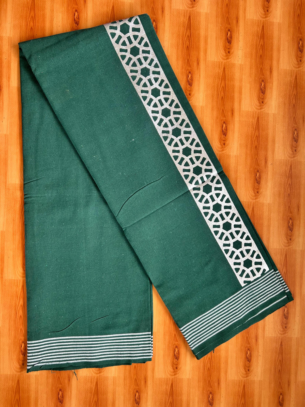 Kaitharikada - Single Kaily / Lungi - Mixed Cotton - 40s twisted - 3 inch Silver Printed Design kara with Dark Green colour body (2 meter / 4 muzham) - 12 KK8069 GAN