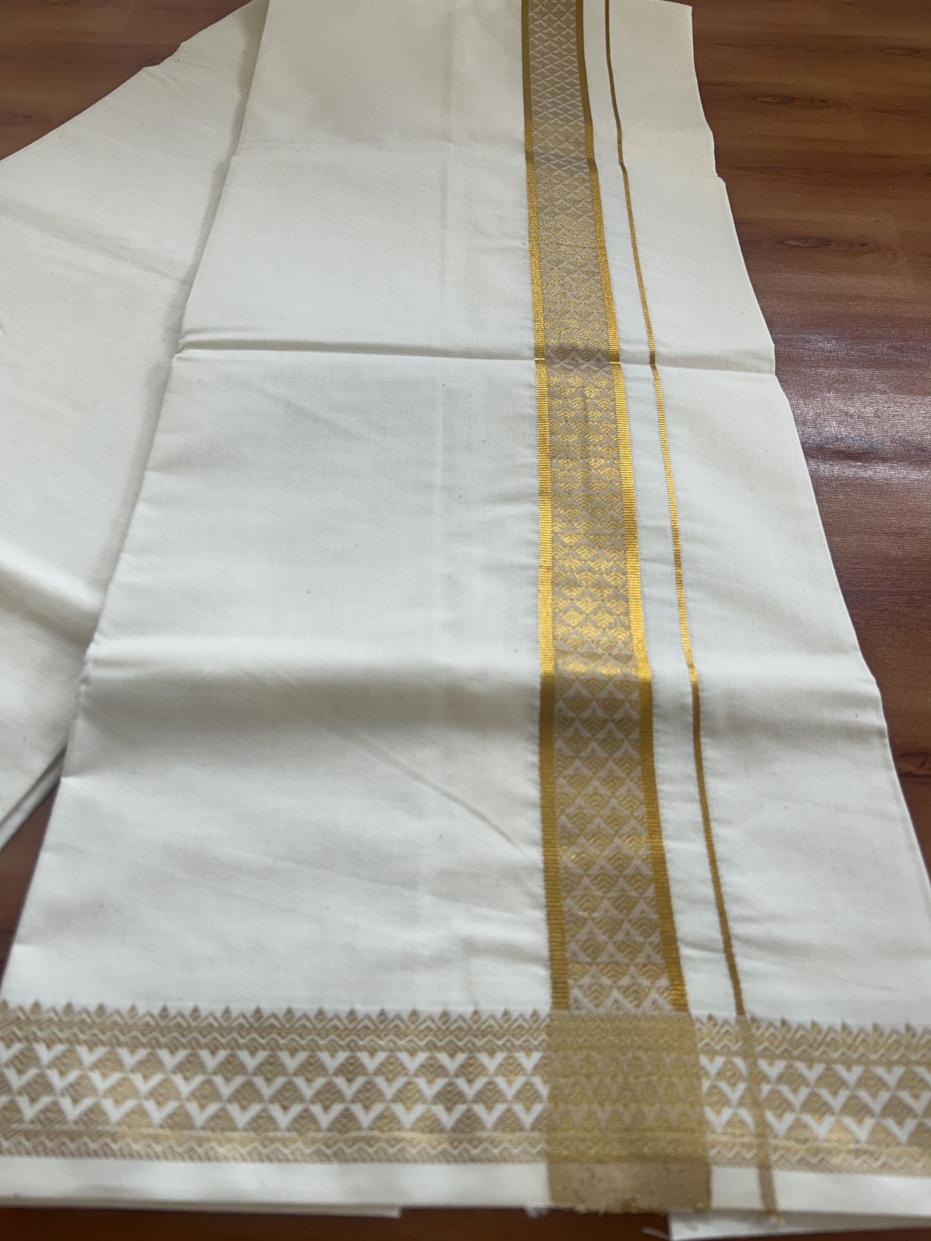 Single Off White - (Unbleached) Mundu/Dhoti - 20% Discount!! Kaitharikada Balaramapuram Pure Cotton - 40s - 1.25 inch Gold Kasav Jacquard Design Kara 2 mtr (4 muzham) - 15 KK5395 GAN