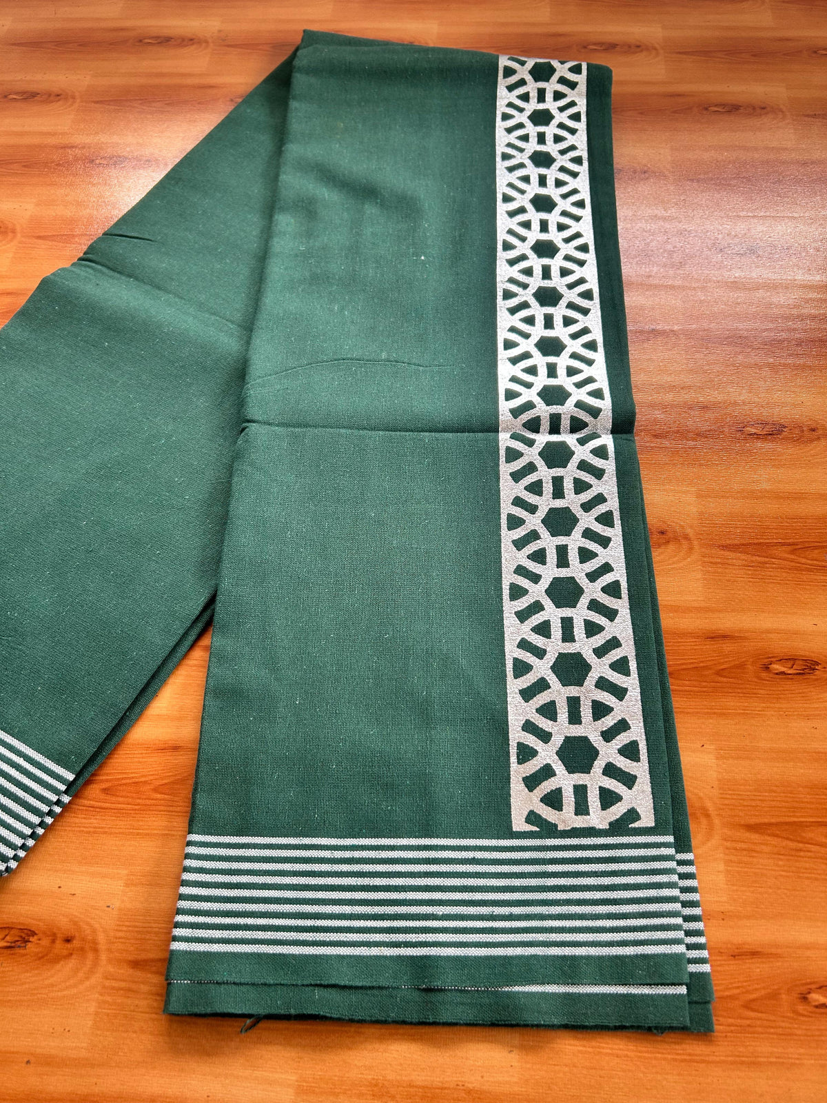 Kaitharikada - Single Kaily / Lungi - Mixed Cotton - 40s twisted - 3 inch Silver Printed Design kara with Dark Green colour body (2 meter / 4 muzham) - 12 KK8069 GAN