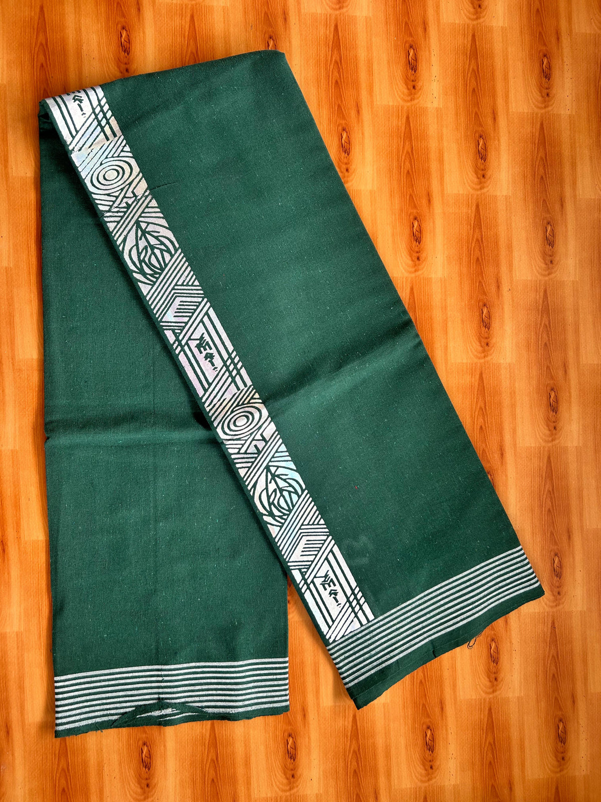 Kaitharikada - Single Kaily / Lungi - Mixed Cotton - 40s twisted - 3 inch Silver Printed Design kara with Dark Green colour body (2 meter / 4 muzham) - 13 KK8069 GAN