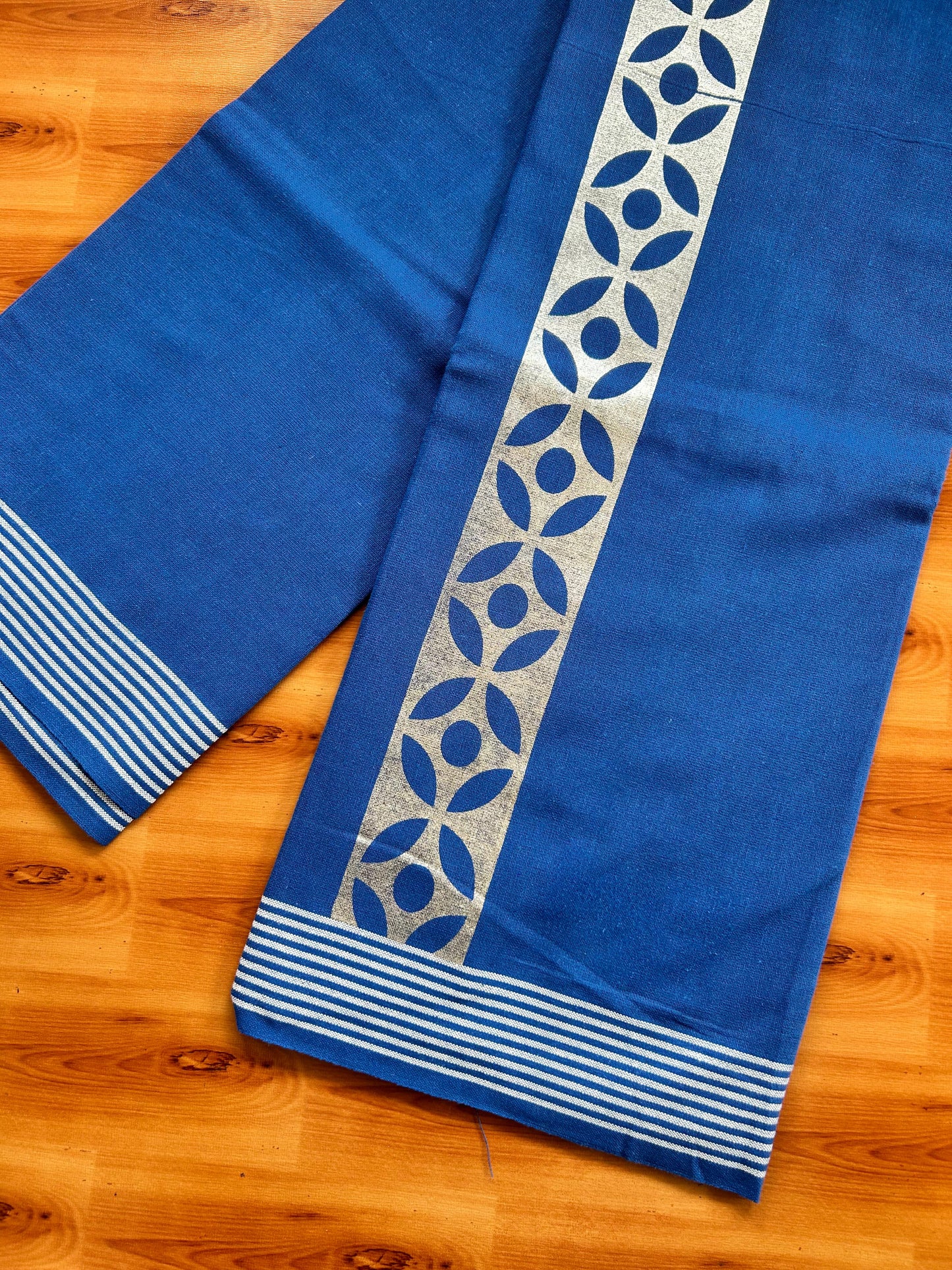 Kaitharikada - Single Kaily / Lungi - Mixed Cotton - 40s twisted - 3 inch Silver Printed Design kara with Dark Green colour body (2 meter / 4 muzham) - 16 KK8069 GAN