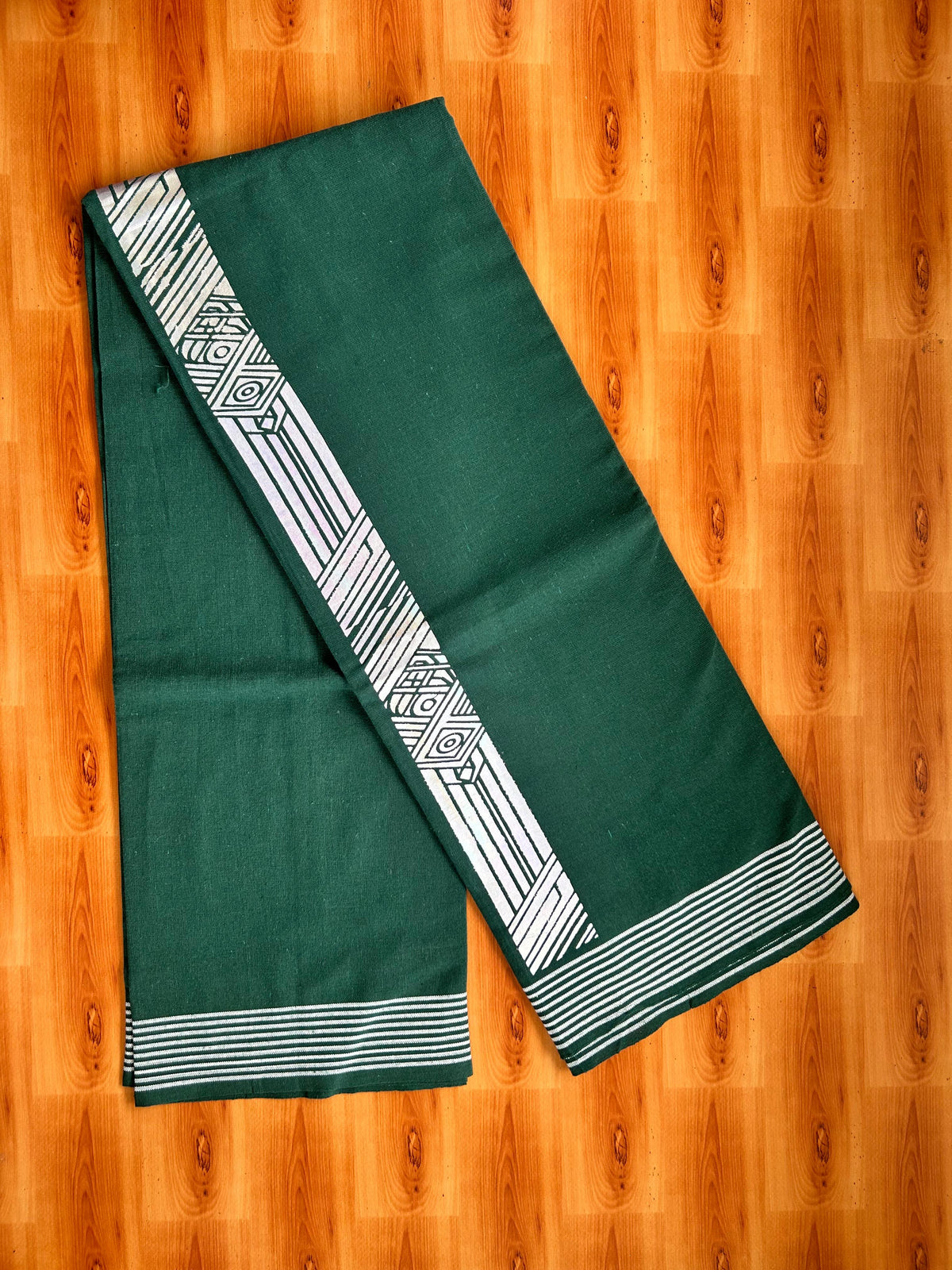 Kaitharikada - Single Kaily / Lungi - Mixed Cotton - 40s twisted - 3 inch Silver Printed Design kara with Dark Green colour body (2 meter / 4 muzham) - 15 KK8069 GAN