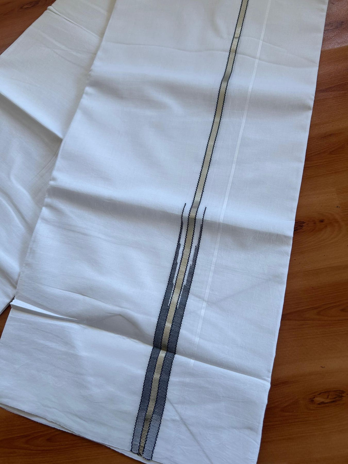 Double Pure White Mundu/ Dhoti - 20% Discount ! Kaitharikada Balaramapuram 100% Cotton 100x80 - 0.75 inch Silver Kasav & Navy Blue Striped Puliyilakkara One Side Chutty Kara 3.90 mtr (8 muzham) - 24 KK5499 CKS