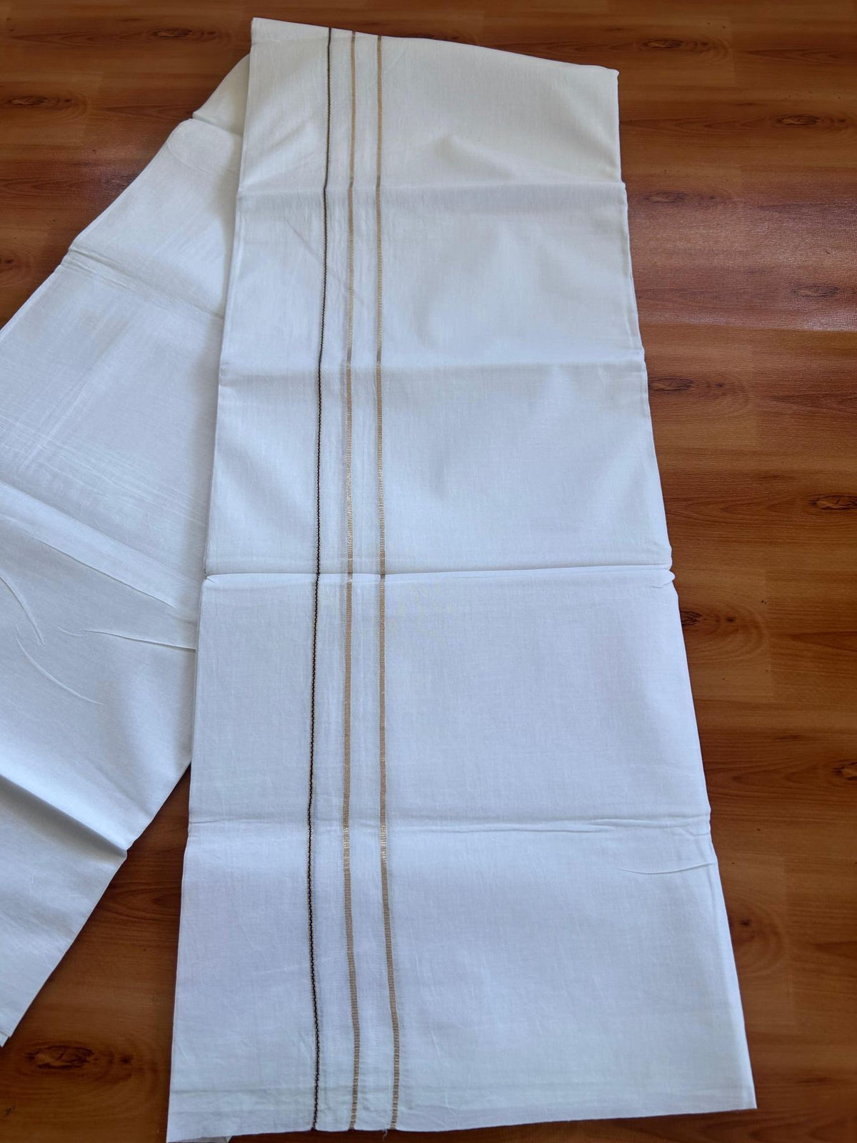 Double Pure White Mundu/ Dhoti - 20% Discount ! Kaitharikada Balaramapuram 100% Cotton 100x80 - 0.75 inch Silver Kasav & Navy Blue Striped Puliyilakkara One Side Chutty Kara 3.90 mtr (8 muzham) - 27 KK5499 CKS