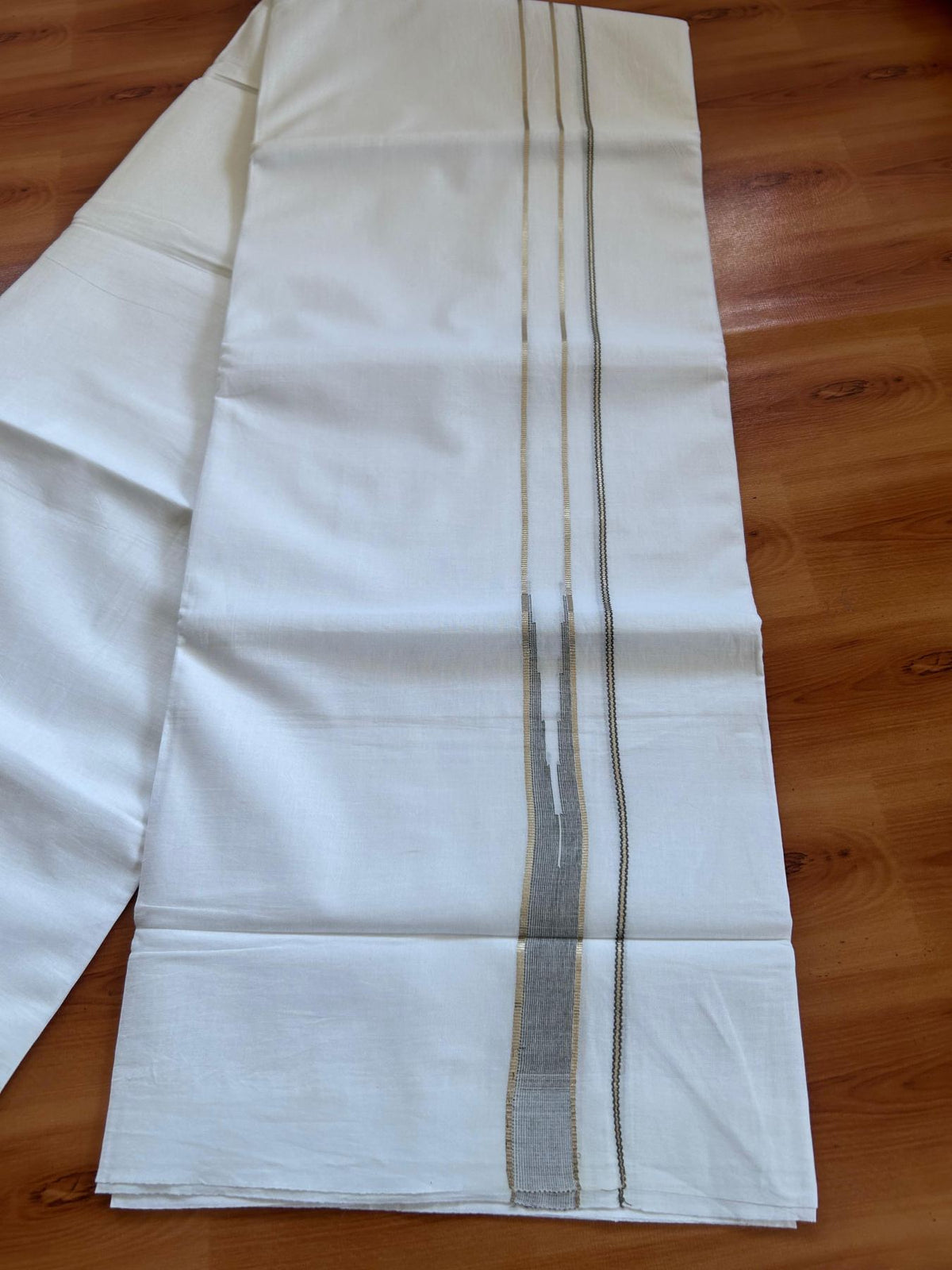 Double Pure White Mundu/ Dhoti - 20% Discount ! Kaitharikada Balaramapuram 100% Cotton 100x80 - 0.75 inch Silver Kasav & Mehandi Green Striped Puliyilakkara One Side Chutty Kara 3.90 mtr (8 muzham) - 26 KK5499 CKS