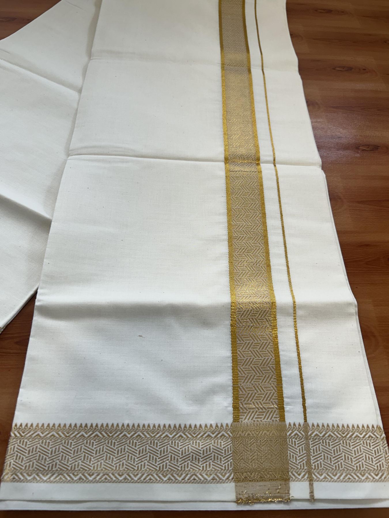 Single Off White - (Unbleached) Mundu/Dhoti - 20% Discount!! Kaitharikada Balaramapuram Pure Cotton - 40s - 1.25 inch Gold Kasav Jacquard Design Kara 2 mtr (4 muzham) - 18 KK5395 GAN