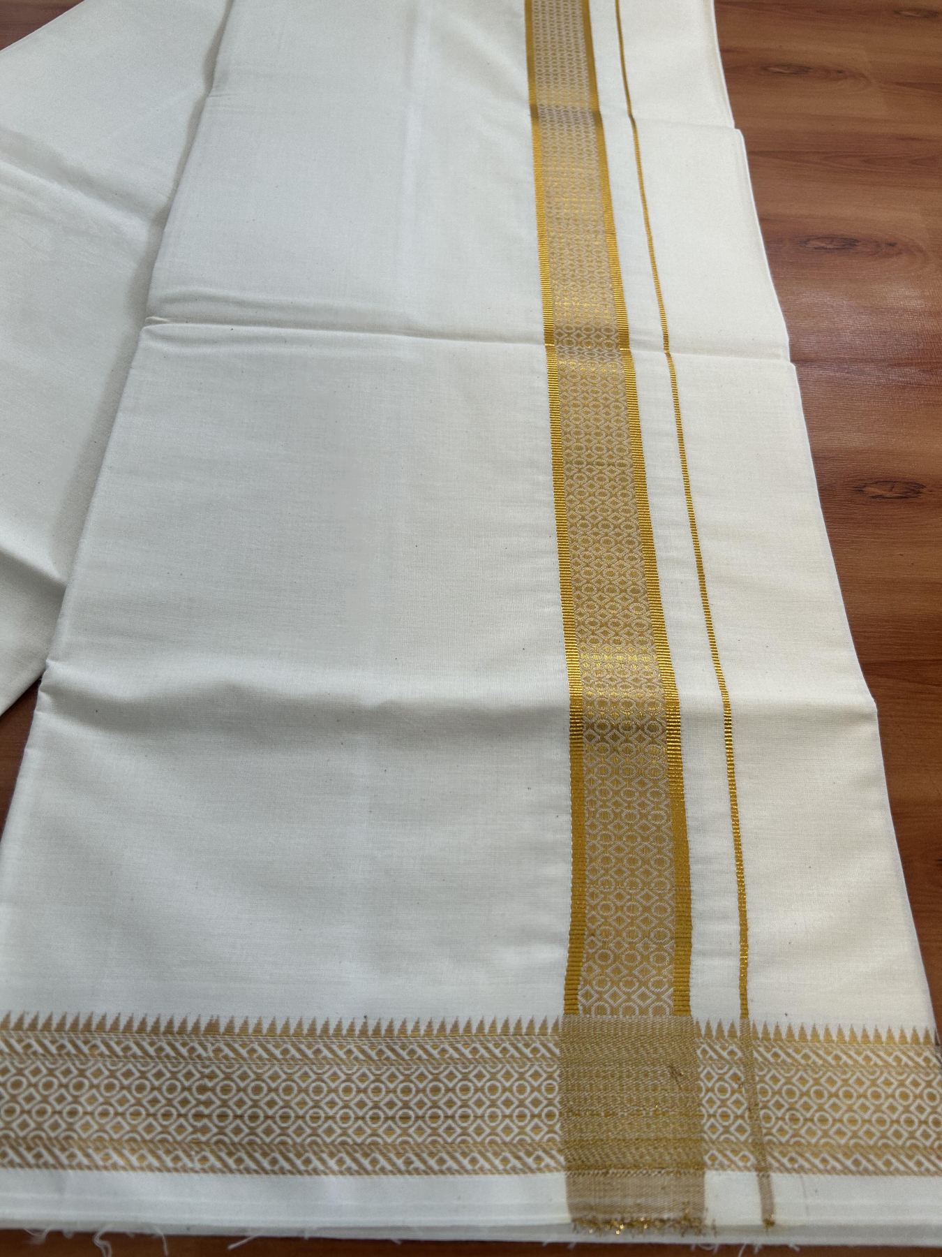 Single Off White - (Unbleached) Mundu/Dhoti - 20% Discount!! Kaitharikada Balaramapuram Pure Cotton - 40s - 1.25 inch Gold Kasav Jacquard Design Kara 2 mtr (4 muzham) - 19 KK5395 GAN