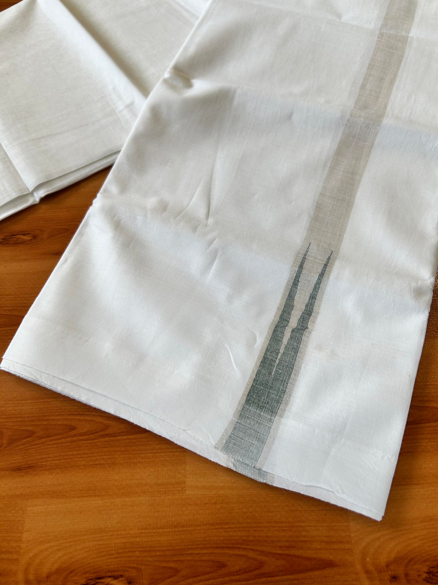 Pure White Double Mundu/Dhoti - 20% Discount ! Kaitharikada Balaramapuram 100% Cotton - 100x80 - 1 inch Puliyilakkara Silver Kasav & Dark Green Chutty Kara 3.90 mtr (8 muzham) - 26 KK5446 VAS