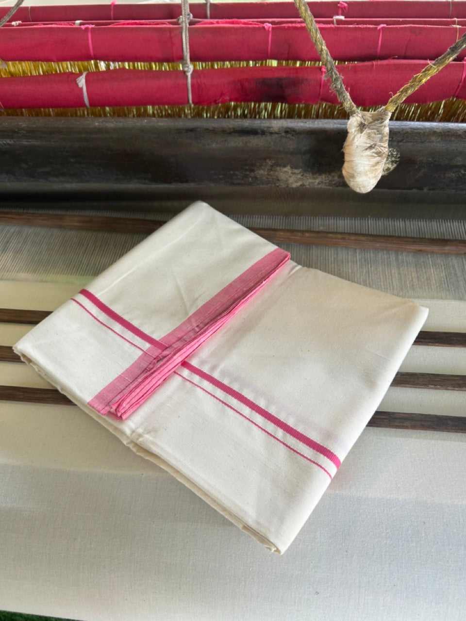SIGNATURE KAITHARIKADA EXCLUSIVE SINGLE DHOTI - 100% Cotton Balaramapuram HANDLOOM Single Mundu/Dhoti - Off White - (Unbleached) 0.5inch Pink Kara (2 metre / 4 muzham)- 7KK5010KAI