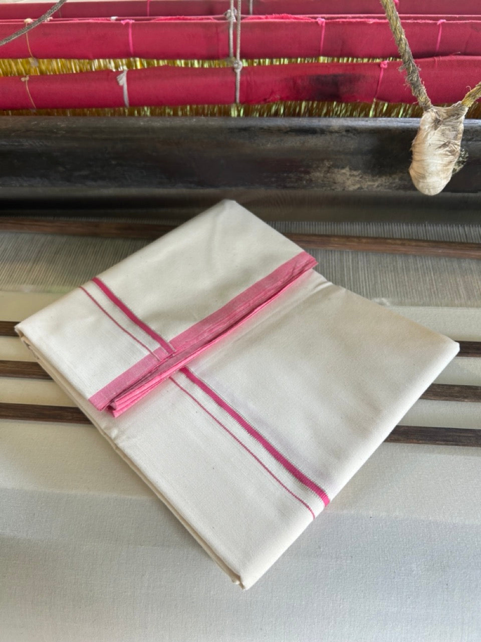 SIGNATURE KAITHARIKADA EXCLUSIVE SINGLE DHOTI - 100% Cotton Balaramapuram HANDLOOM Single Mundu/Dhoti - Off White - (Unbleached) 1.5cm Pink & Silver KASAVU Kara (2 metre / 4 muzham)- 6KK5010KAI